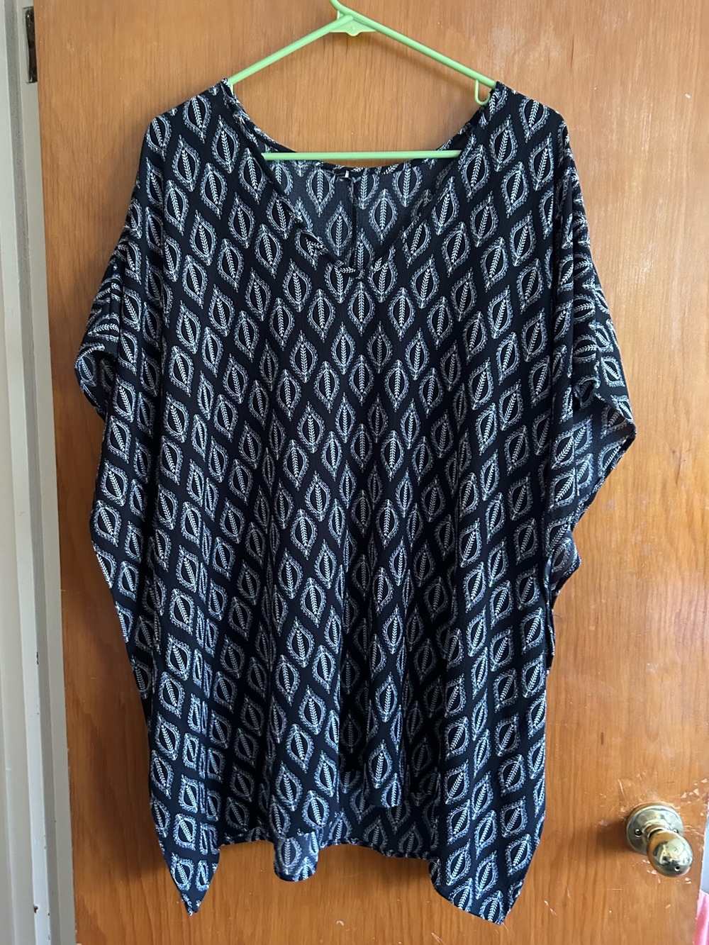 Black and White Geometric V-Neck Tunic , no tags but fits like a 3x